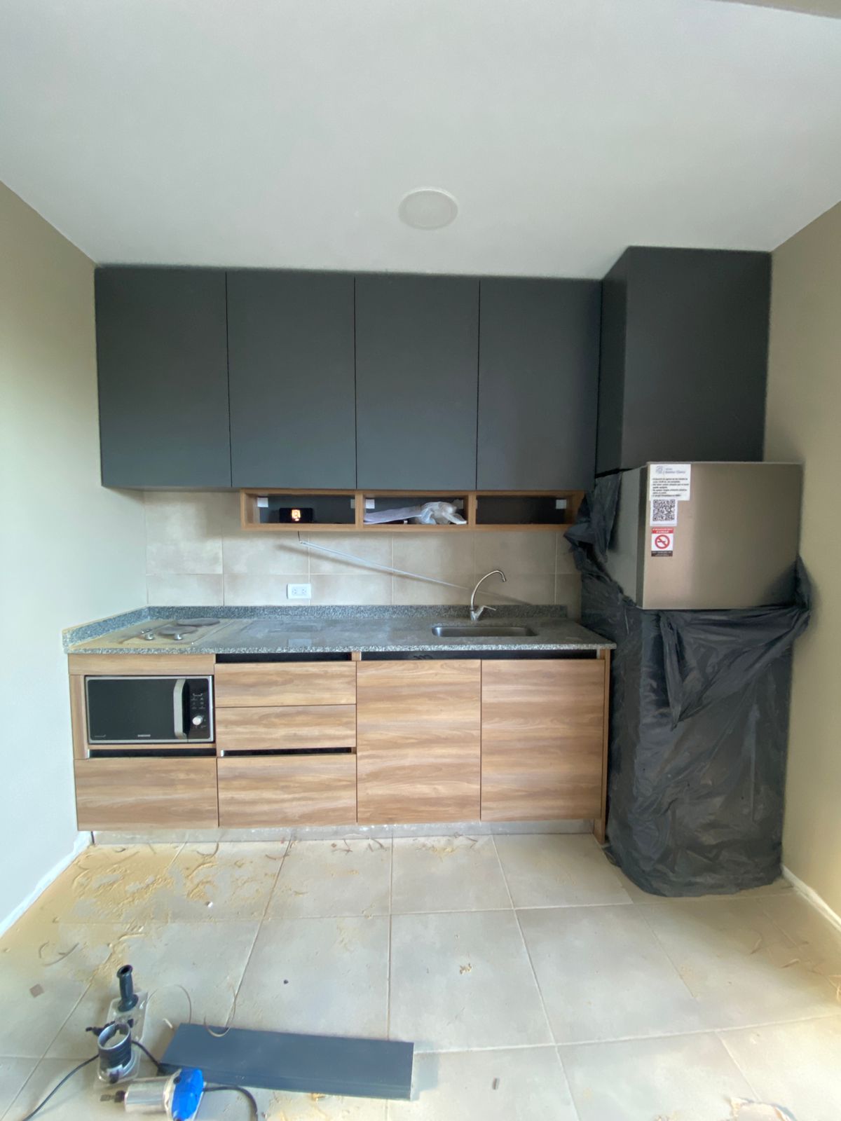Cocina antracita y madera