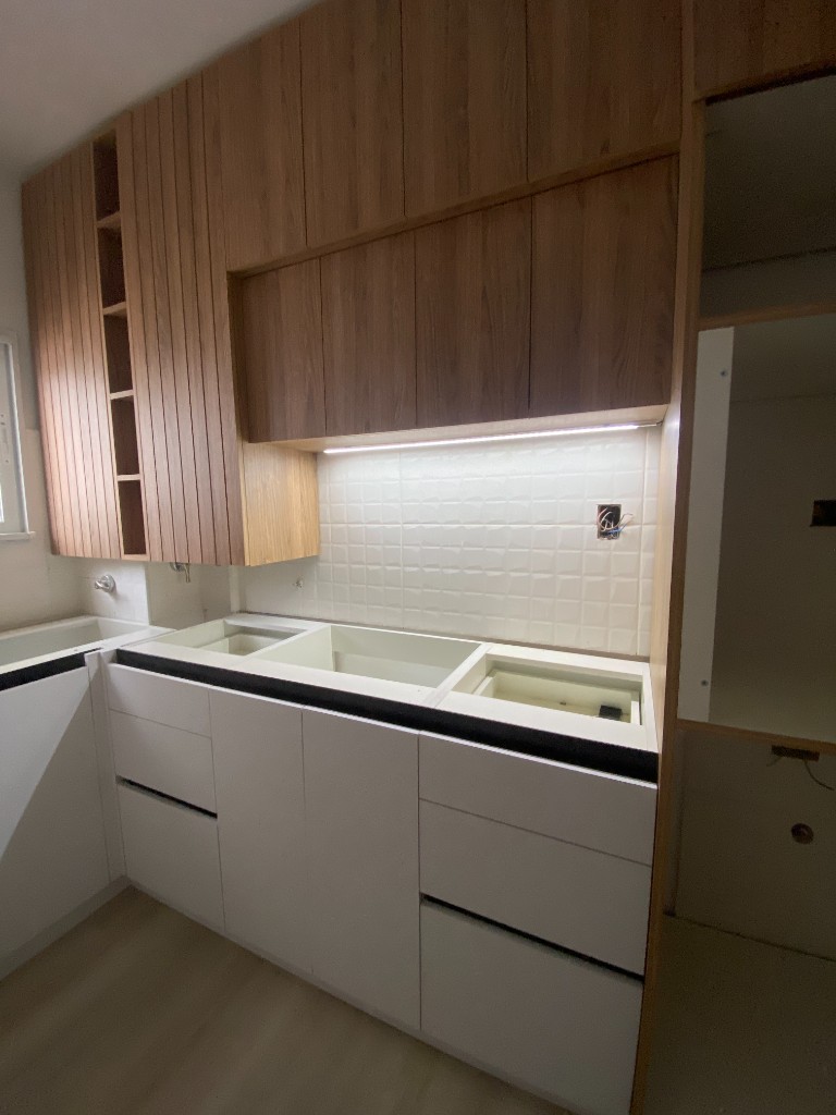 Cocina madera y blanca